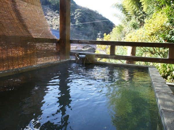 Relaxing Inn Kiyunso with a rectangular mineral bath facing green mountain slopes.