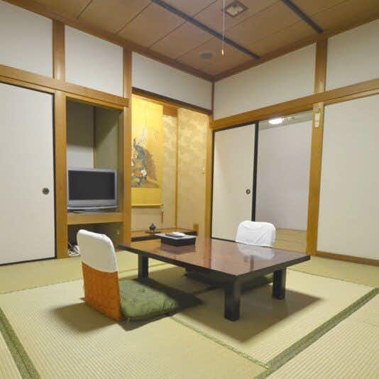 Yumura Onsen Hakuntei with a quiet tatami guest room, low table, and decorative alcove.