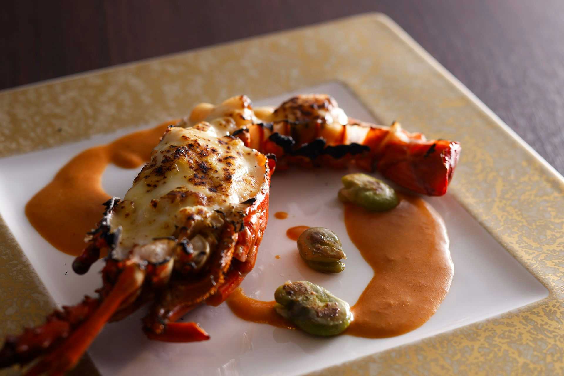 Ise-Shima TEPPAN Auberge CaroCaro Toba Urabetsu-tei (formerly Ajikura CaroCaro) with grilled lobster served with vegetables and rich sauce.