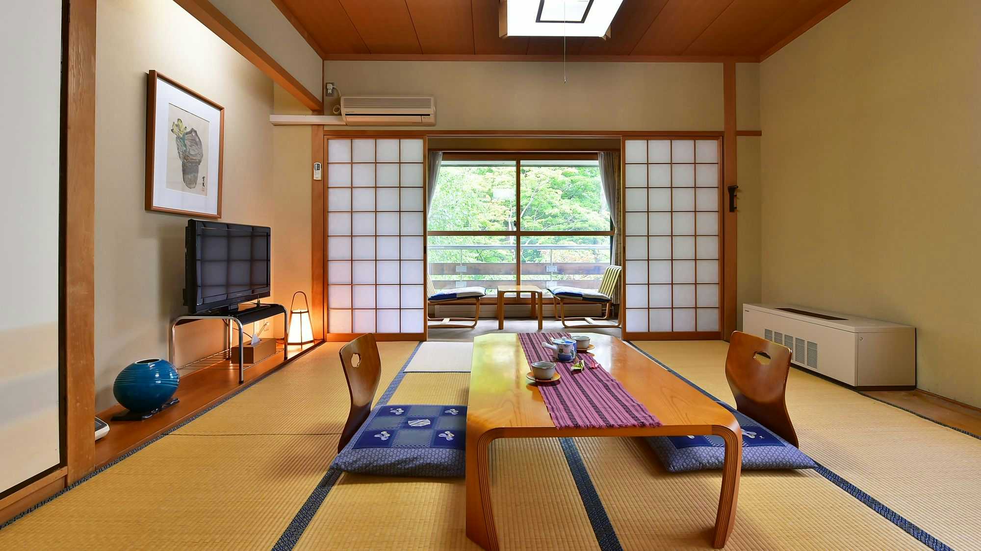 Fudoson no Yu Onjuku Kotobuki with a bright tatami room facing a wooded window.