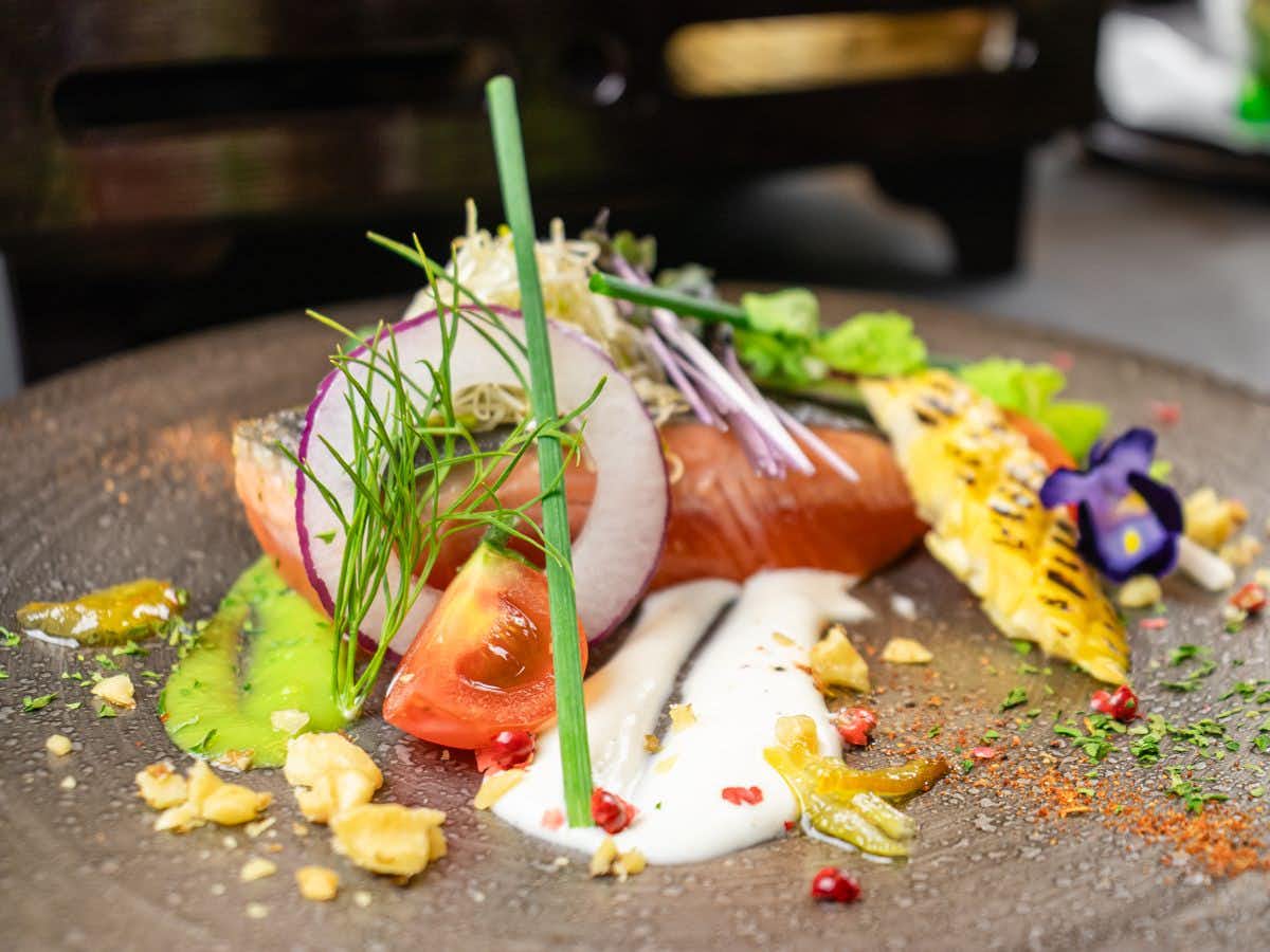 Forest Resort Yugawara Mizunokaori with fresh fish and vegetables presented on dark stoneware.