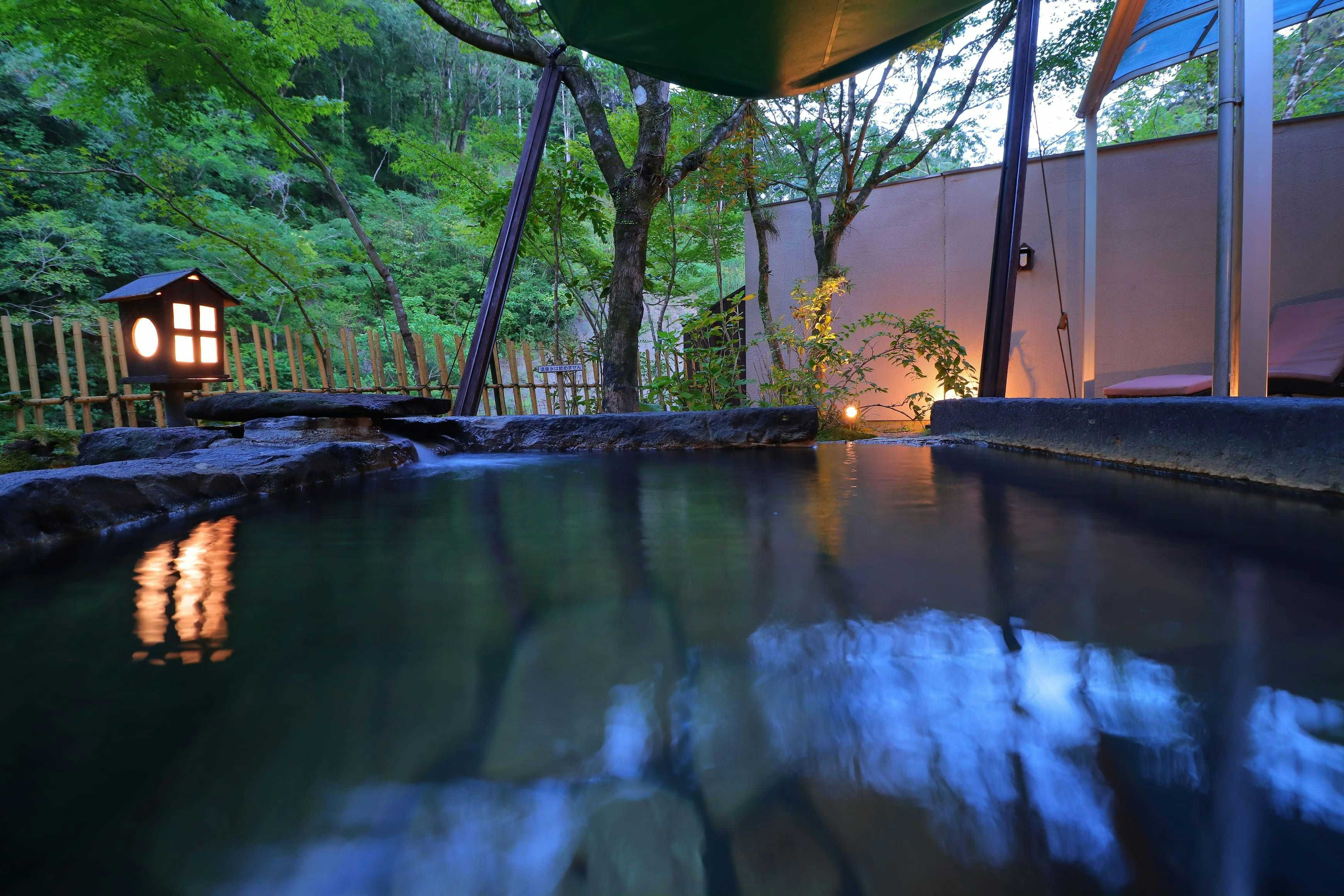 Kitago Neiroka no Toki Nemunohana outdoor rock bath beneath a canopy beside the forest