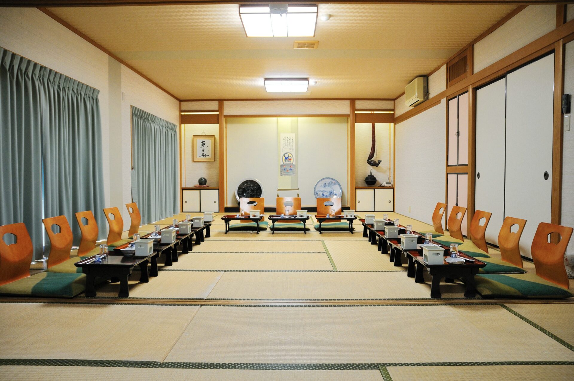 A large tatami dining hall.