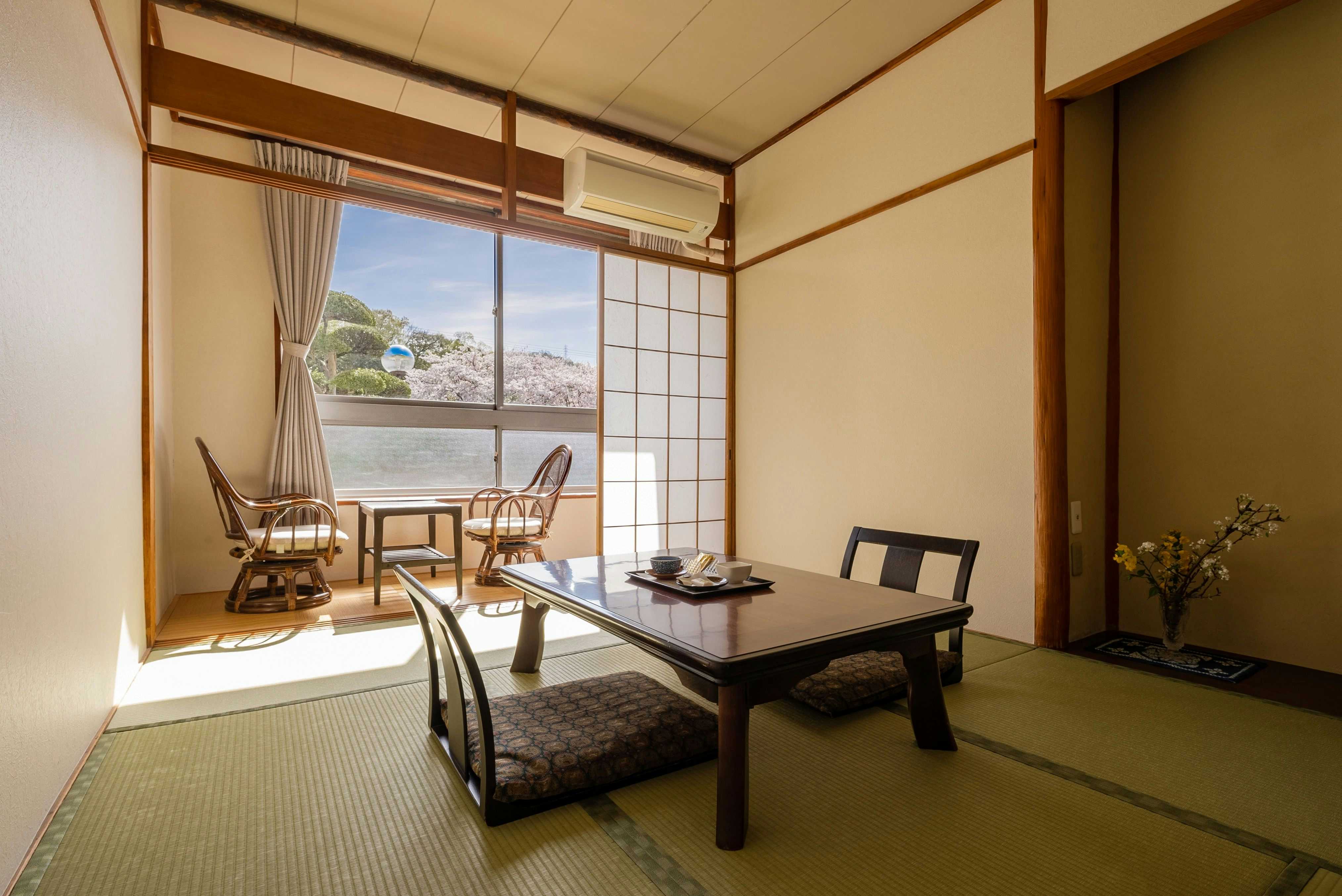 Hanayama Onsen Yakushi no Yu: A traditional tatami room with low table and shoji screens.