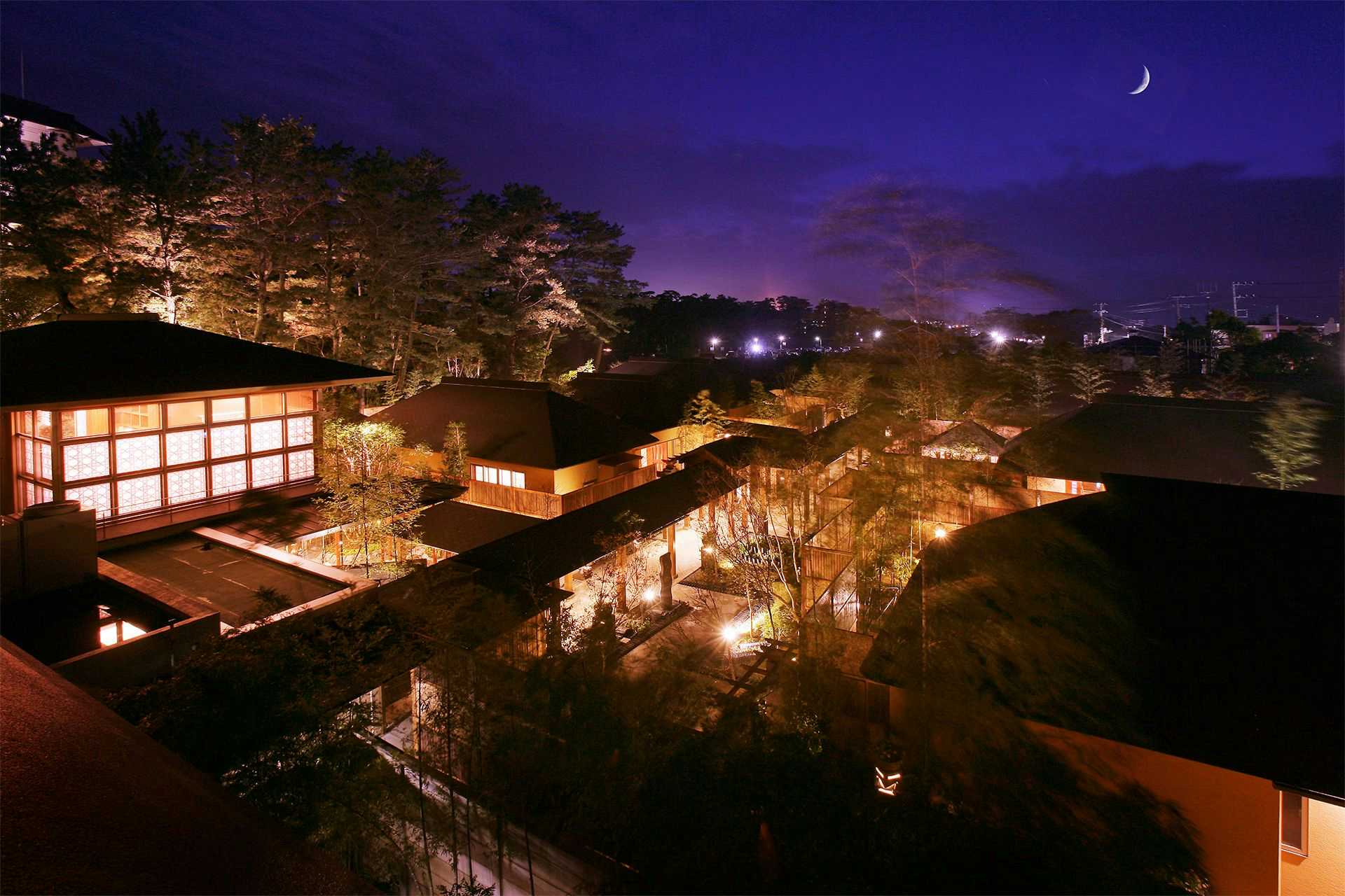 Bettei La-Shoro with this scene, where la-Shoro villas and garden paths are illuminated beneath a crescent moon.
