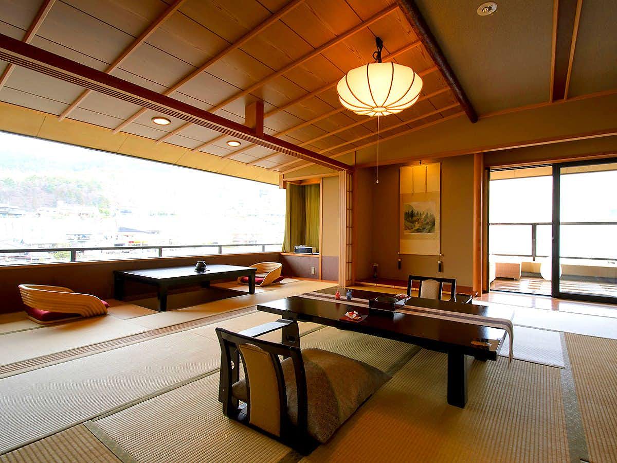 Aburaya Tosen with a spacious tatami room with panoramic town windows.