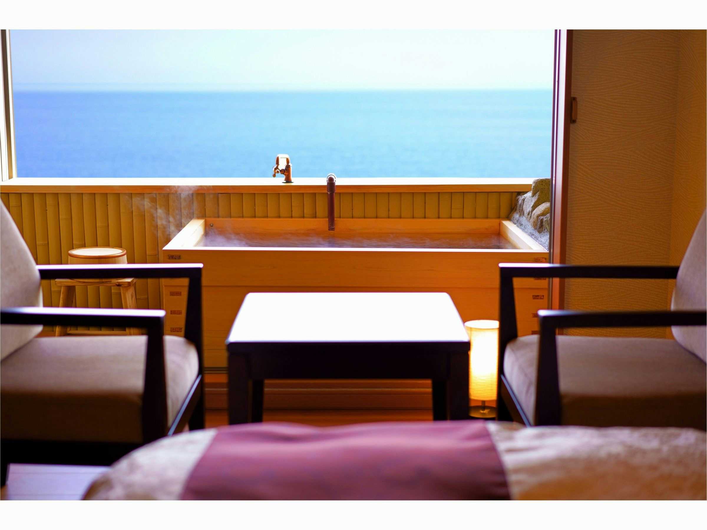 Tenku Yubo Seikaiso with a bright guest room facing uninterrupted ocean views.