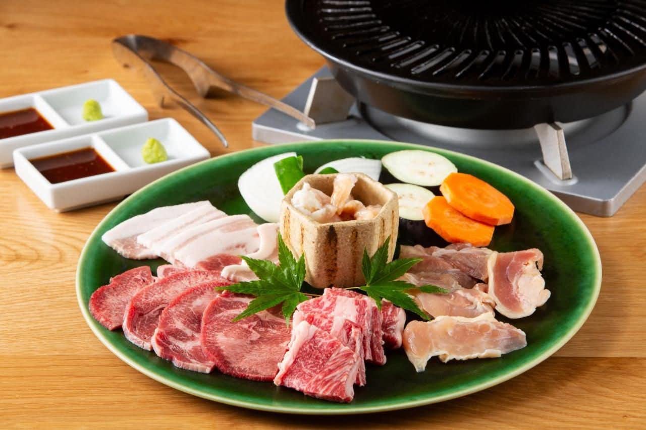 Hanare no Yado Hanagokoro with raw beef, pork, and vegetables arranged on a green platter.