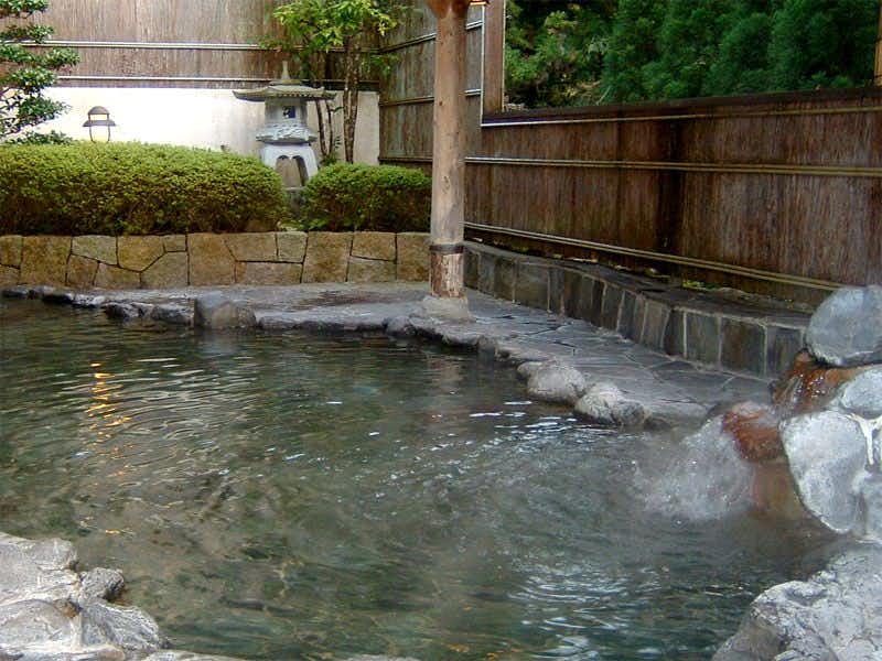 Akame Onsen Yama no Yu Yumoto Akame Sansuien with an open-air rock bath surrounded by bamboo fencing.