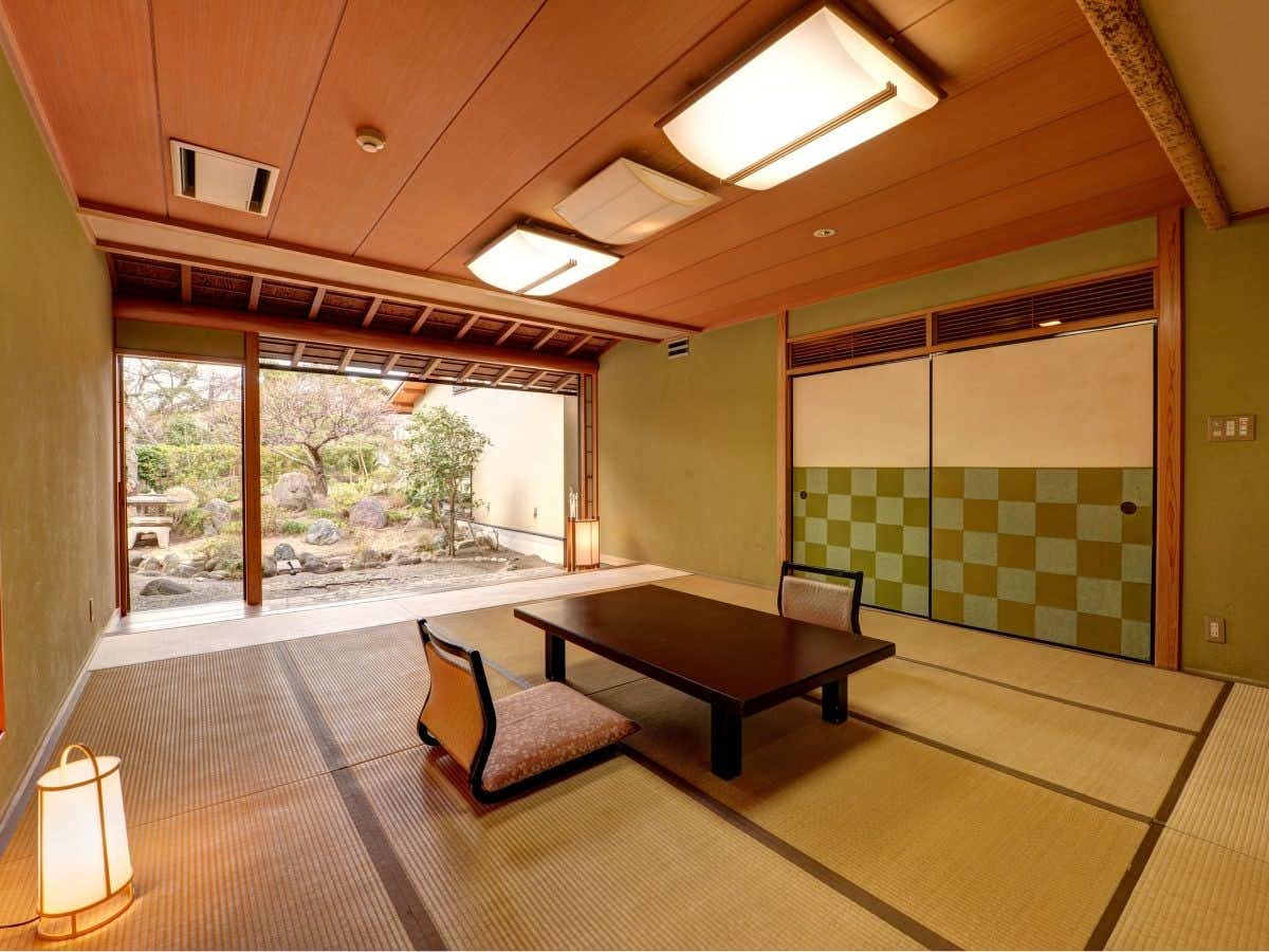 Kaihinso Kamakura with a bright tatami room opening to a quiet courtyard.