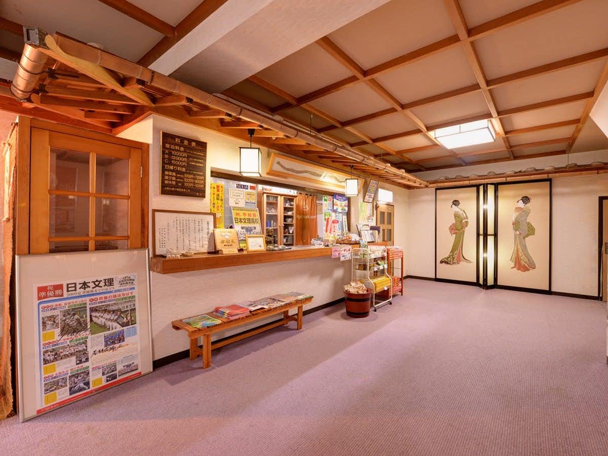Takase Onsen Hanamichiru Yado New Manriki with a welcoming lobby with timber ceiling and reception counter.