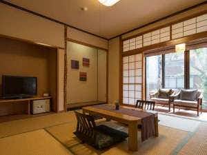 Kitayama Kousen Ganso Niemonya with a quiet tatami guest room with low table and window seating.