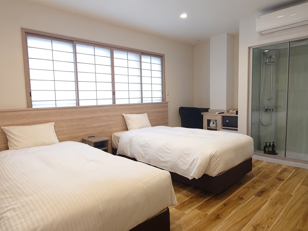 Twin room with a window.