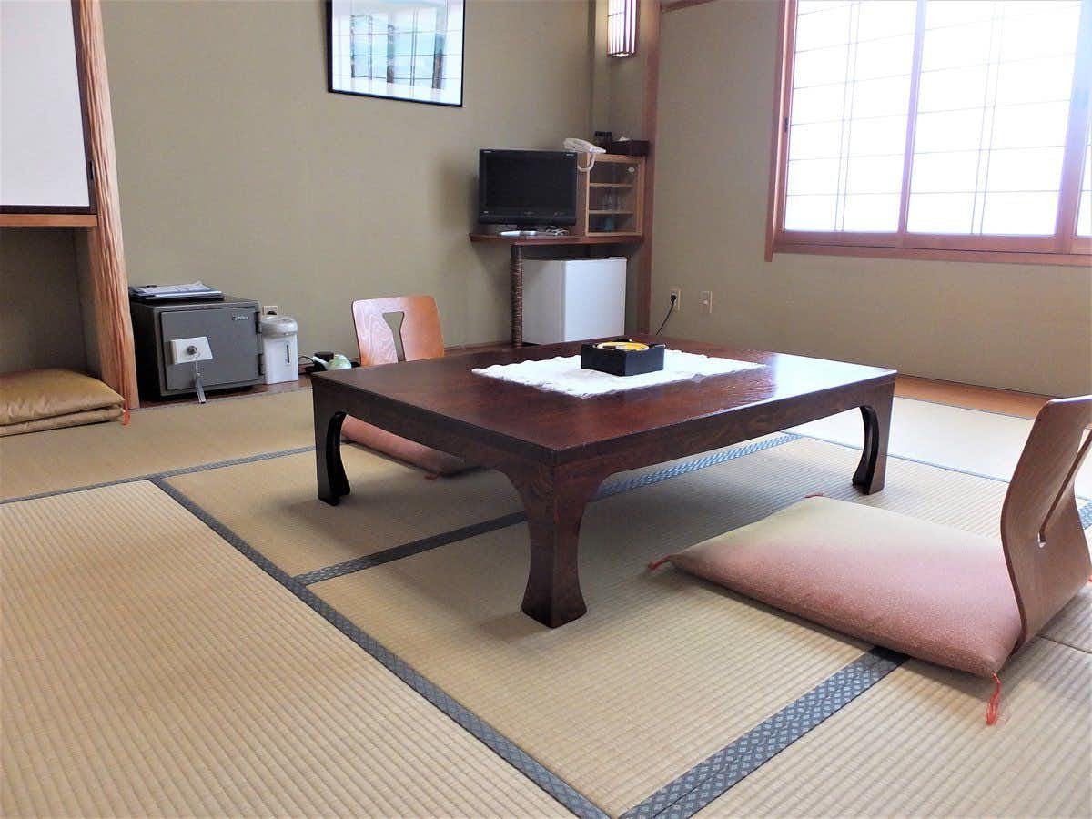 Ikadaso Sanchou with this scene, where a compact tatami room centers a low table beneath a bright shoji window.