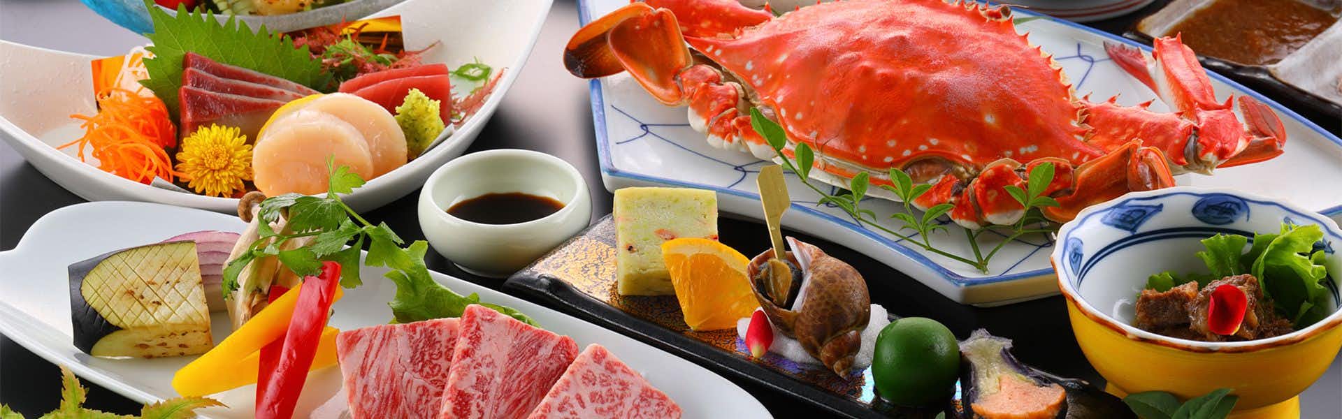 Tara Takezaki Onsen Yatomisou with a colorful crab, sashimi, and beef dinner presentation.