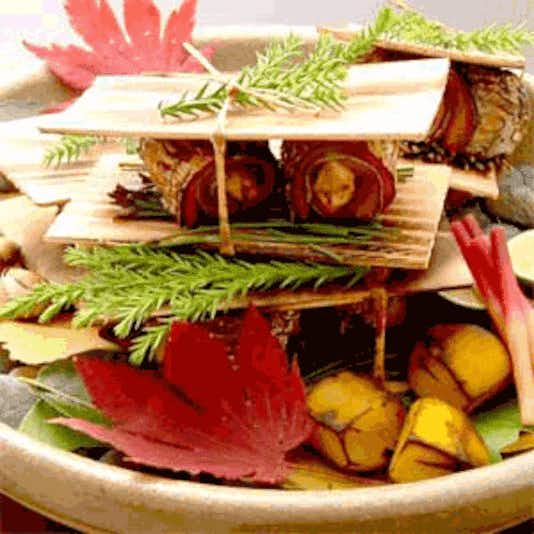 Shiratame Ryokan: Seasonal fish and vegetables arranged on a ceramic plate.