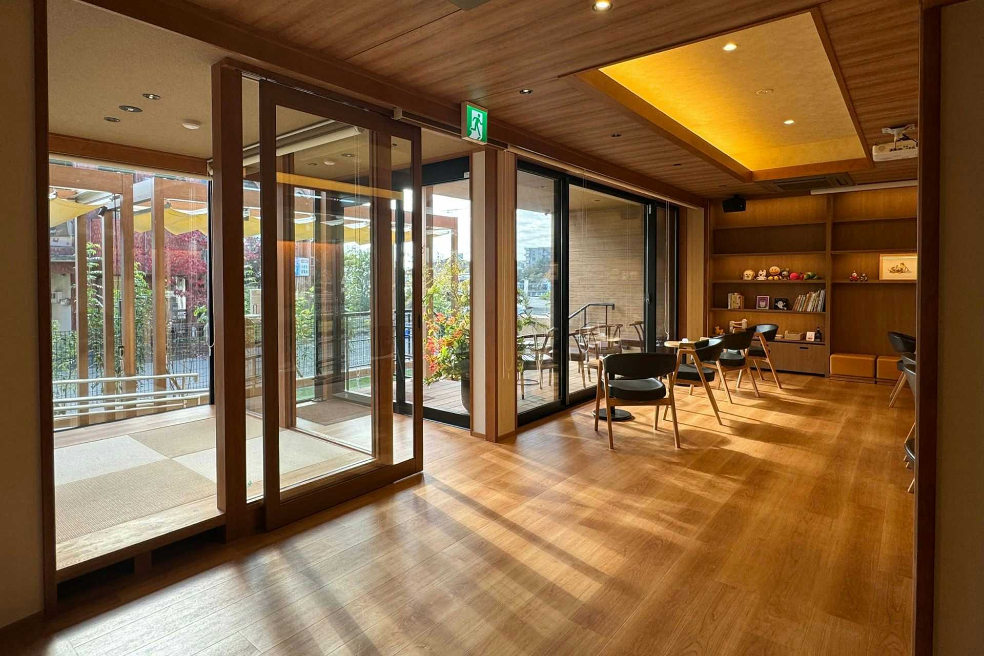 Nantokan Kikuno-ya with a polished lobby corridor overlooking a small courtyard garden.