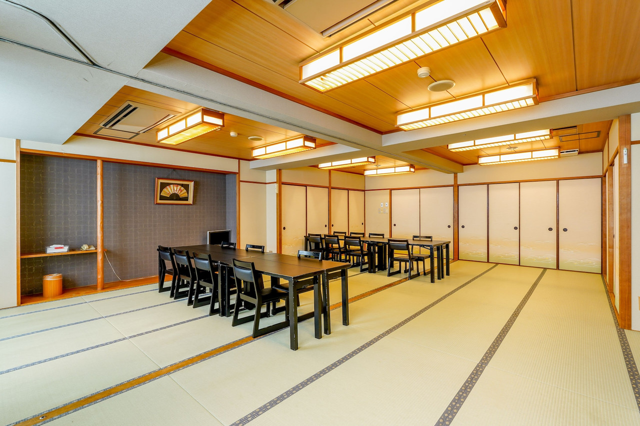 A tatami dining room with tables and chairs.