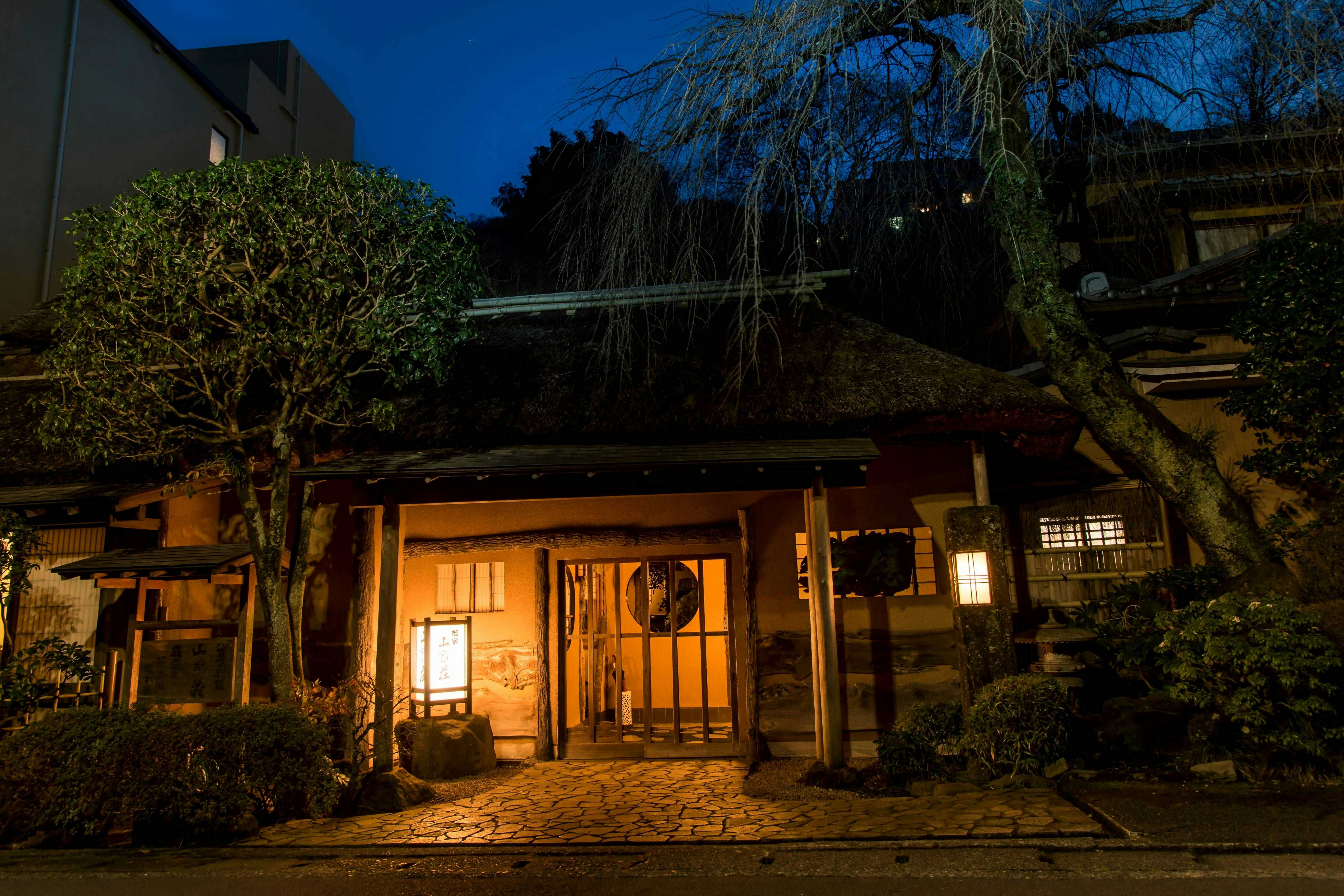 Hakone Yumoto Onsen Gensen Kakenagashi Furotsuki Hanare Oheya Shoku no Yado Yamabeso