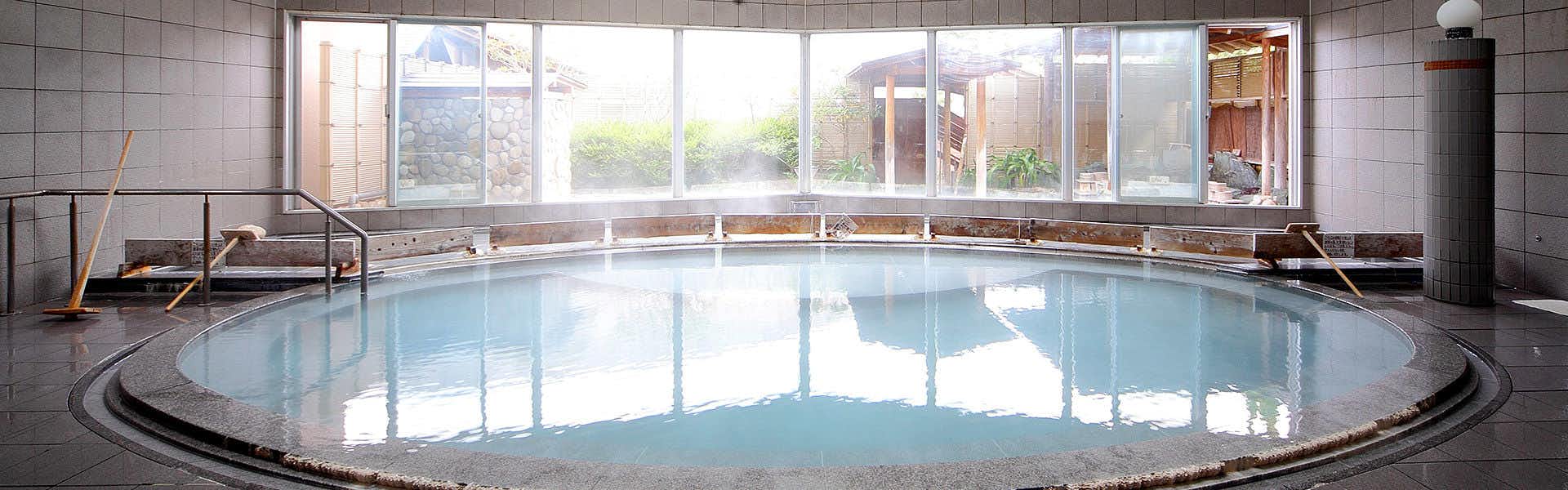 Shirahama Inn Yanagiya with a round indoor mineral bath behind broad windows.