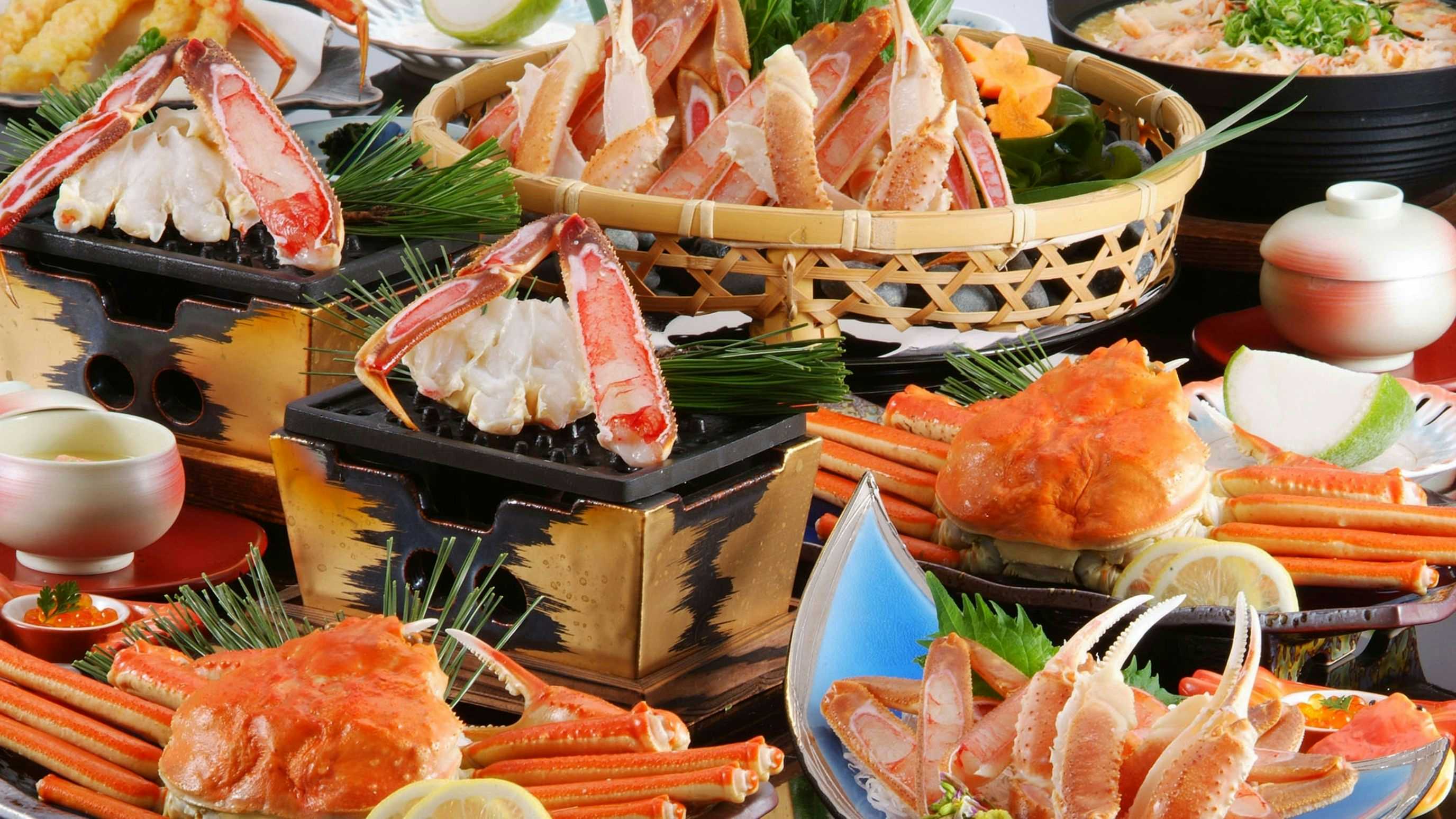 Sunset Romance Ichibokan with a lavish crab dinner served across red lacquered trays.