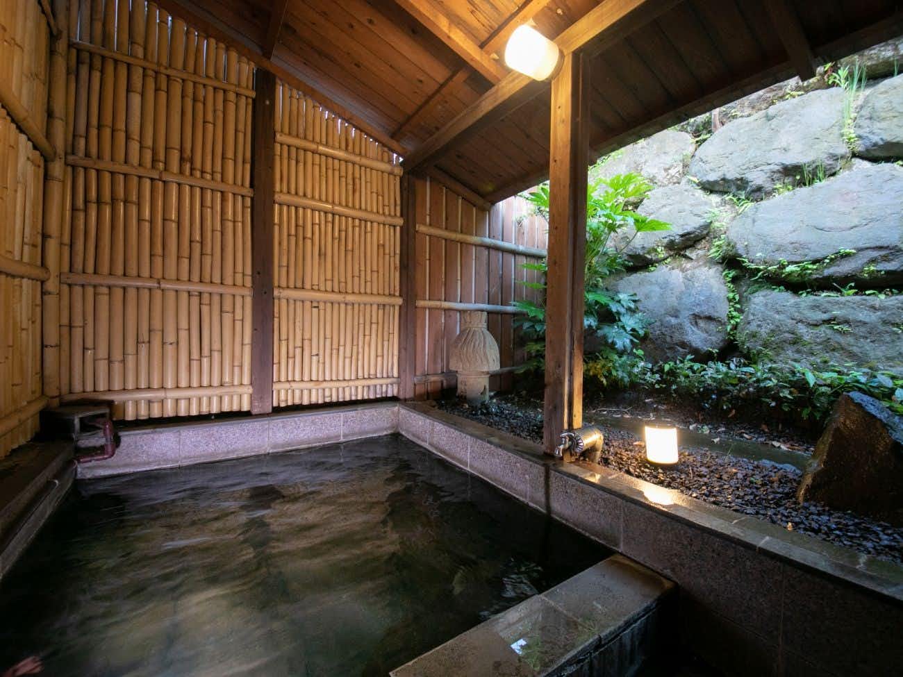 Fukinoya covered stone bath enclosed by bamboo screens