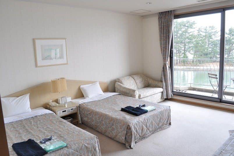 Amanohashidate-so with a bright twin bedroom with sofa and broad garden window.