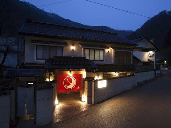 Yunokura Tsuruya with this scene, where its low entrance glows beside a red noren at dusk.