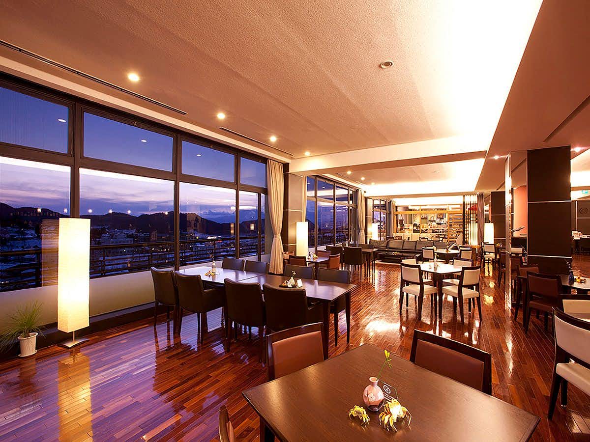 Ryokan BIYUNOYADO with a modern dining room overlooking the hot spring town.