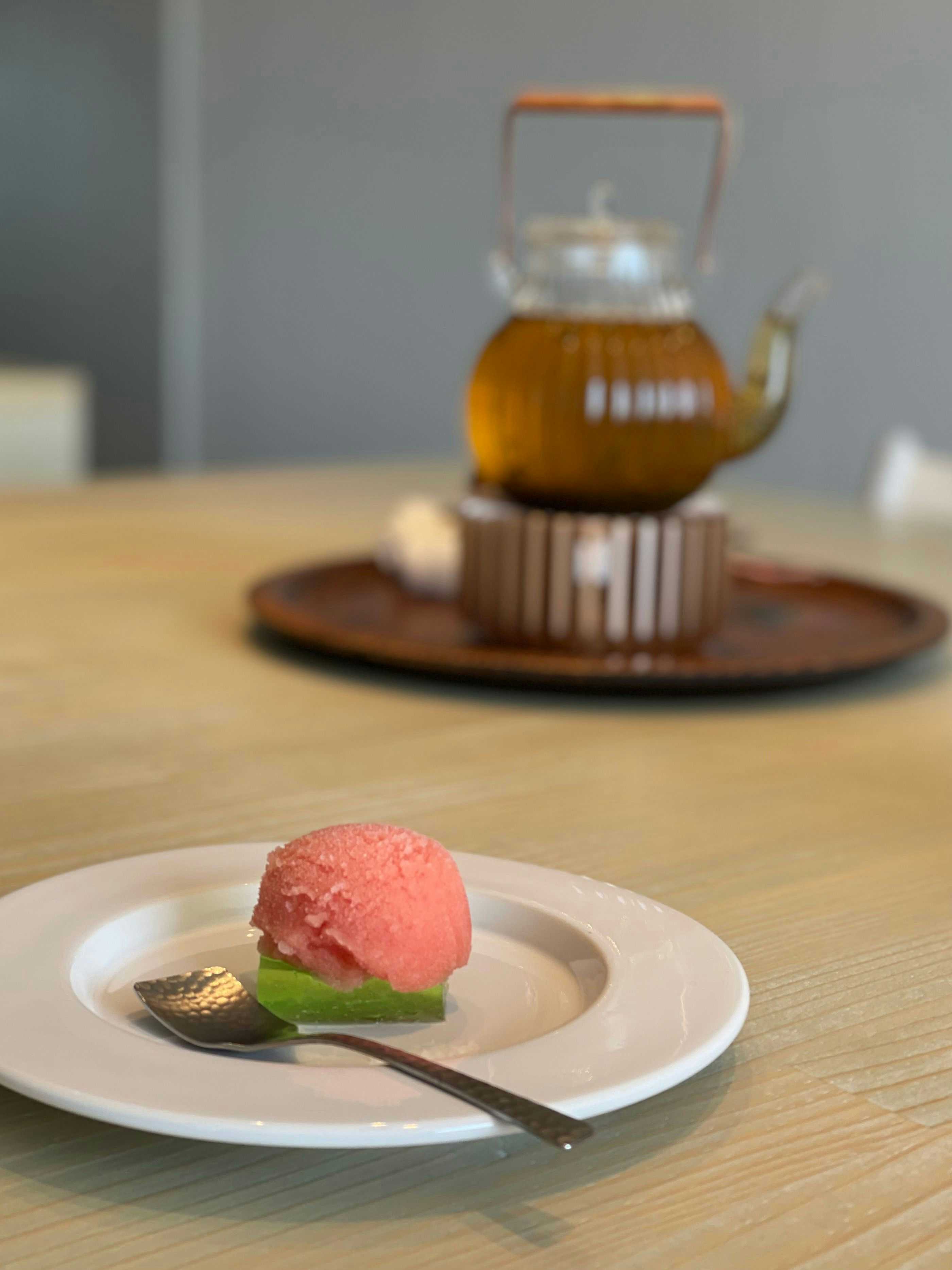 Tsuki to Maguro Ishigami a pink plated preparation beside a clear glass pot.
