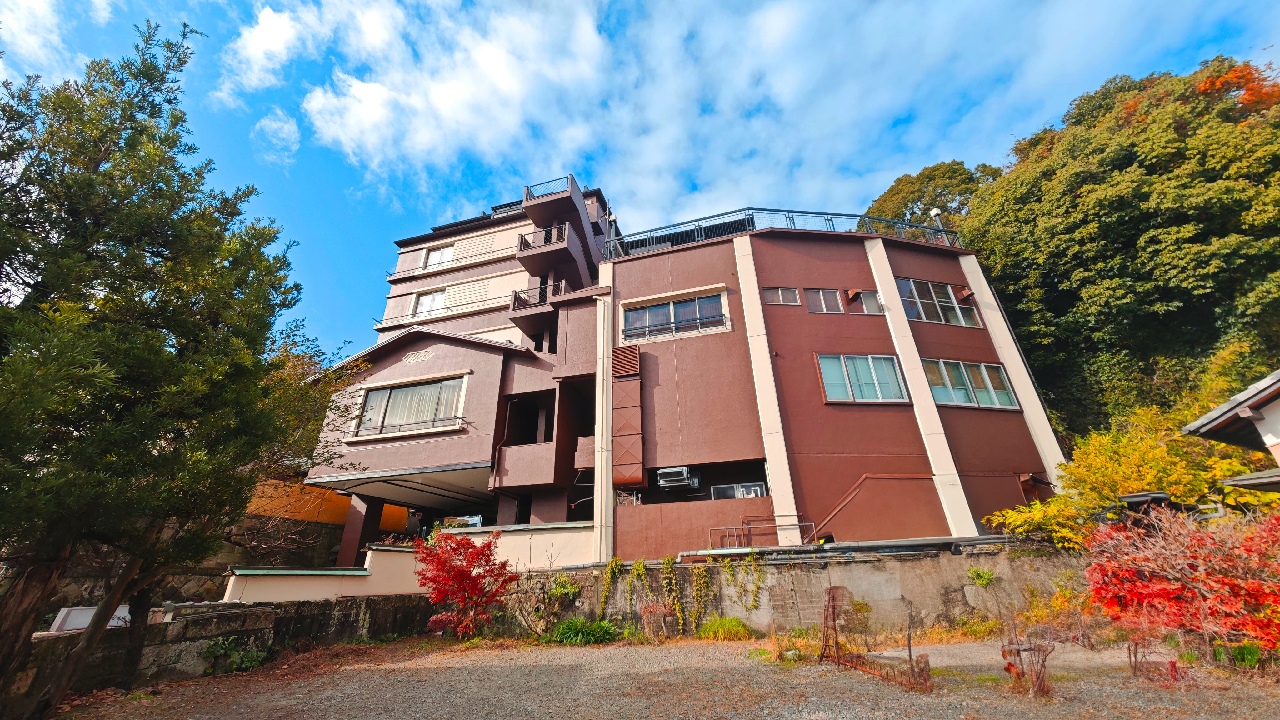 Rakuzan Yasuda: A Tatami-Floored Inn Adorned with Kimonos