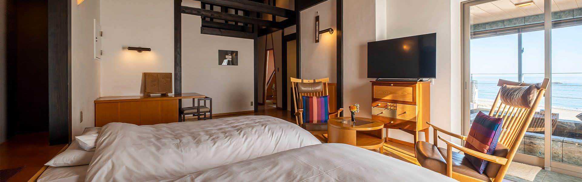Yume Tsumugi no Yado Tsuki no Nagisa with a bright bedroom opening toward panoramic ocean views.