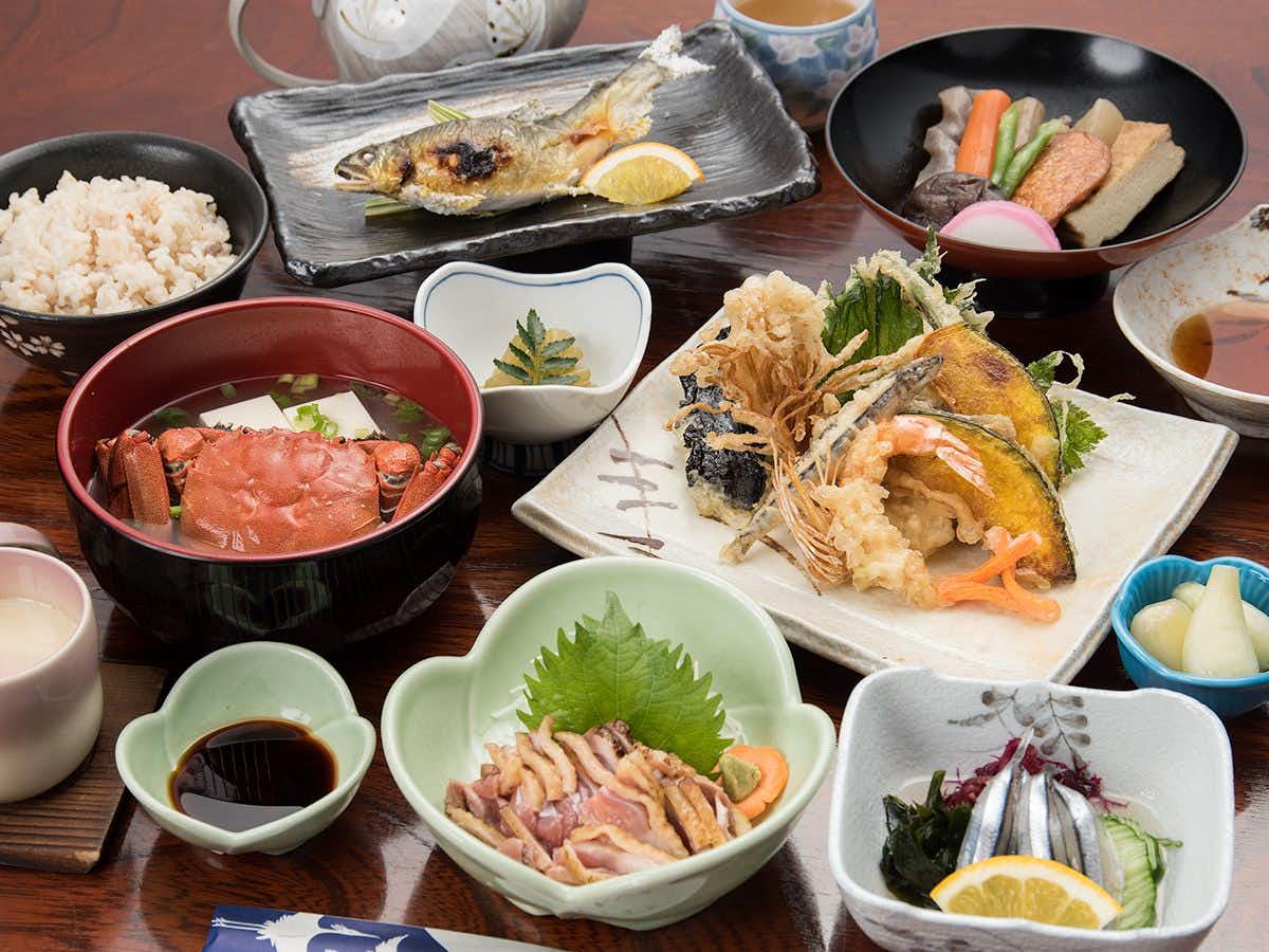 Shibi Onsen Chidori-so with a Japanese dinner centered on sashimi and colorful side dishes.