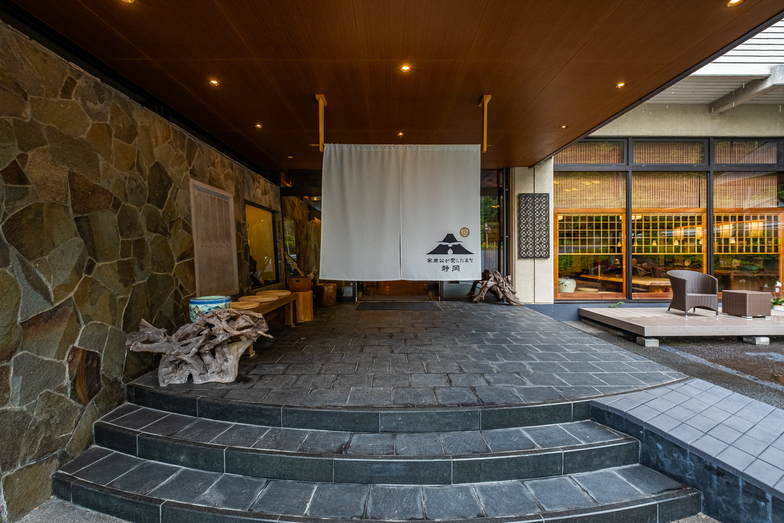 Seseragi no Yado Kuretake with the modern stone entrance beneath a warm timber canopy.