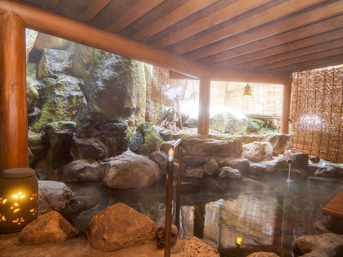 Akayu Onsen Taisho Romantic Healing Accommodation - Tanbakan with an open-air rock bath surrounded by timber beams.
