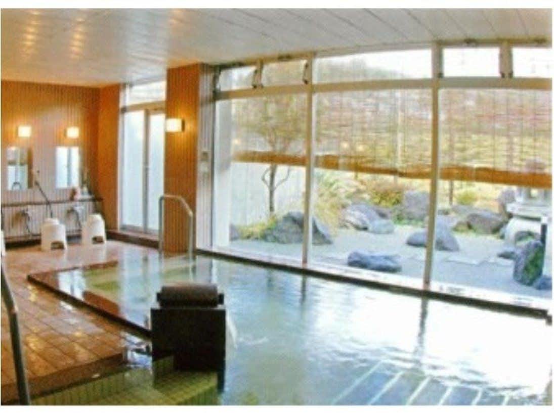 Annex Fujiya Ryokan with a spacious indoor bath overlooking a landscaped garden.