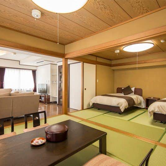 Showa Club with a spacious mixed tatami room with twin beds.