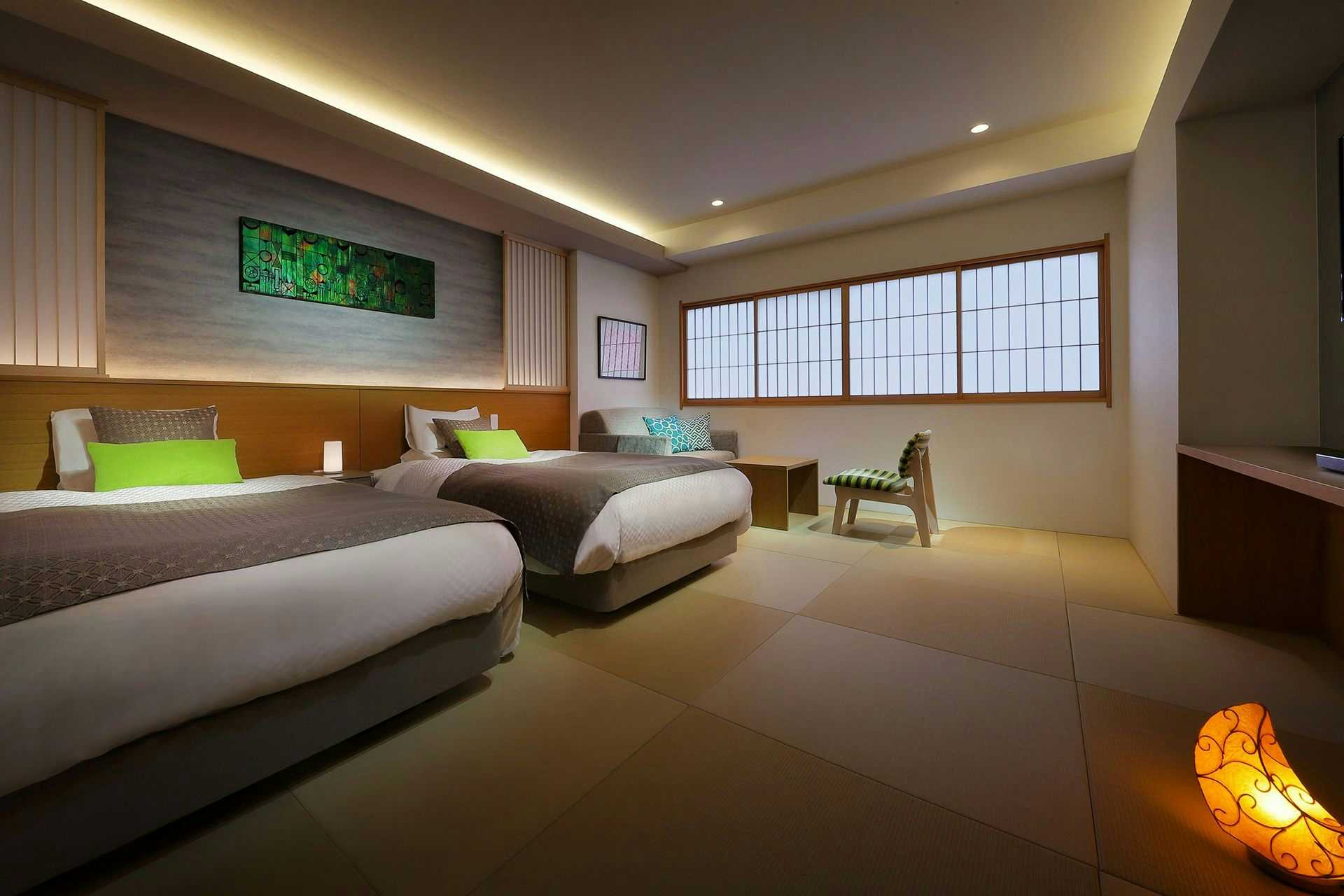 Hanaakari no Yado Tsuki no Ike: A spacious modern bedroom with twin beds and tatami flooring.