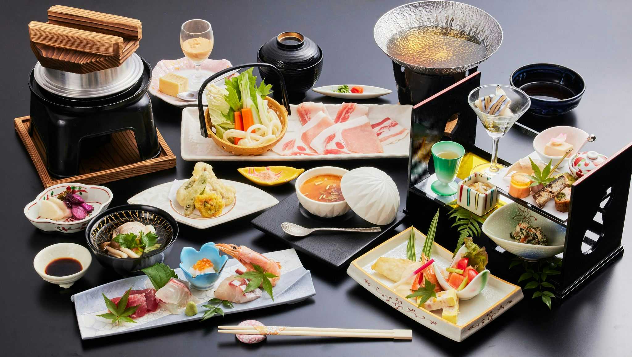 Ideyu no Yado Kirishima Hanamurasaki with a multi-course Japanese dinner arranged across black lacquerware.