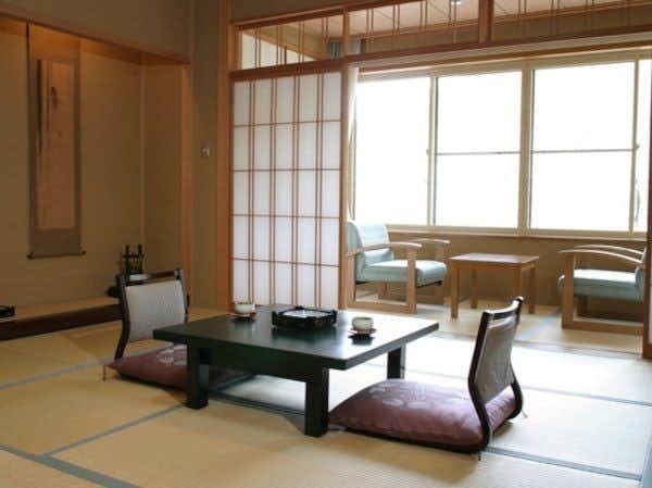 Relaxing Inn Tron Onsen Shinmei Sanso with a bright tatami room with broad windows and an open bath.