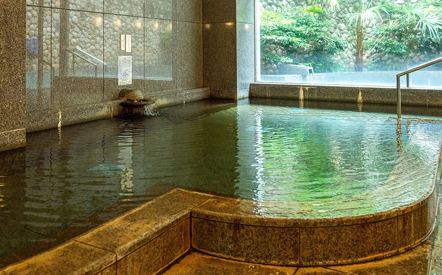 Garden-facing indoor bath.