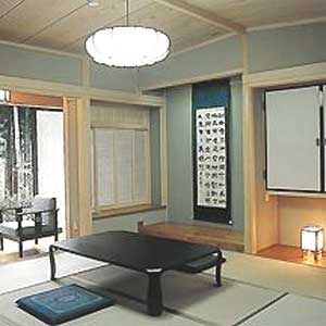 Sanken no Yado Kinomoto tatami room with a low table beneath a round ceiling light