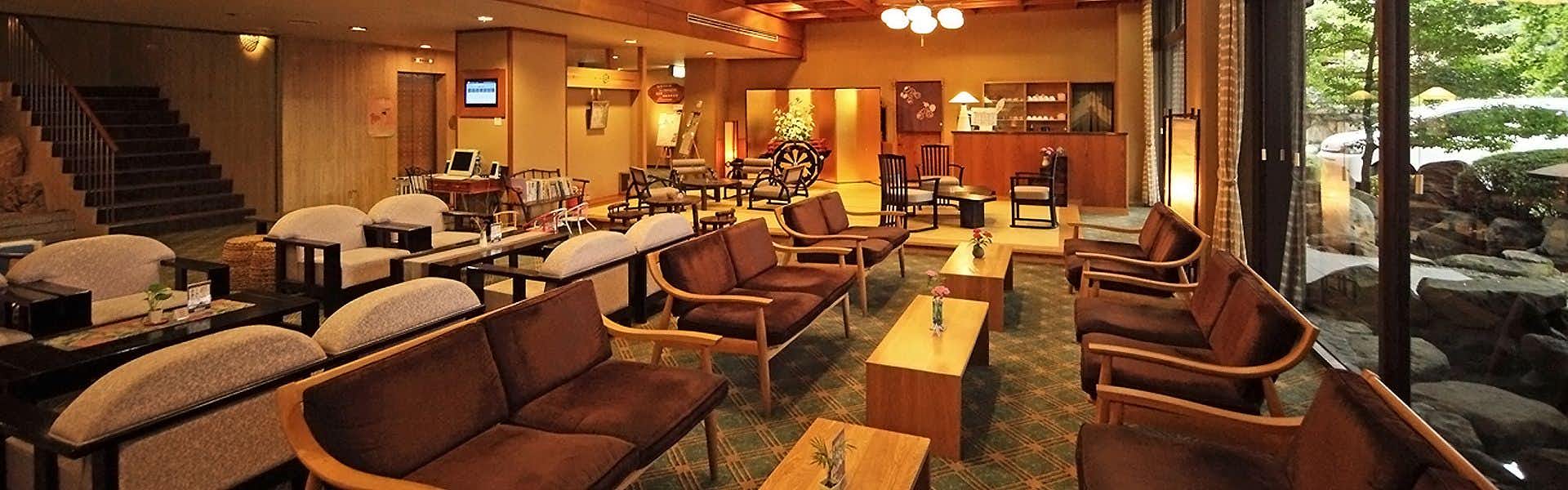 Chagokoro no Yado Warakuen with a spacious lobby lounge with rows of reclining chairs.