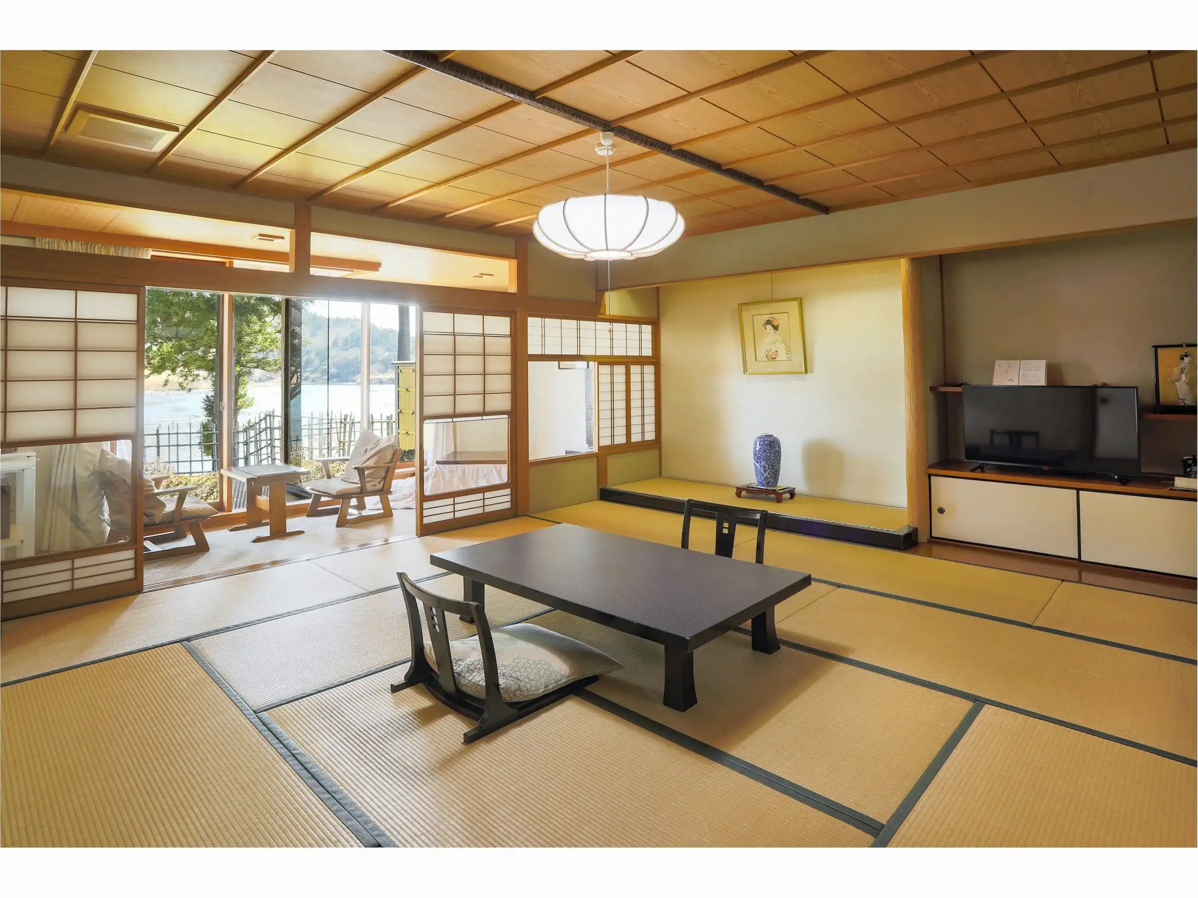 Hekisui Gyoen with this scene, where its spacious tatami room looks toward the water through shoji and glass windows.