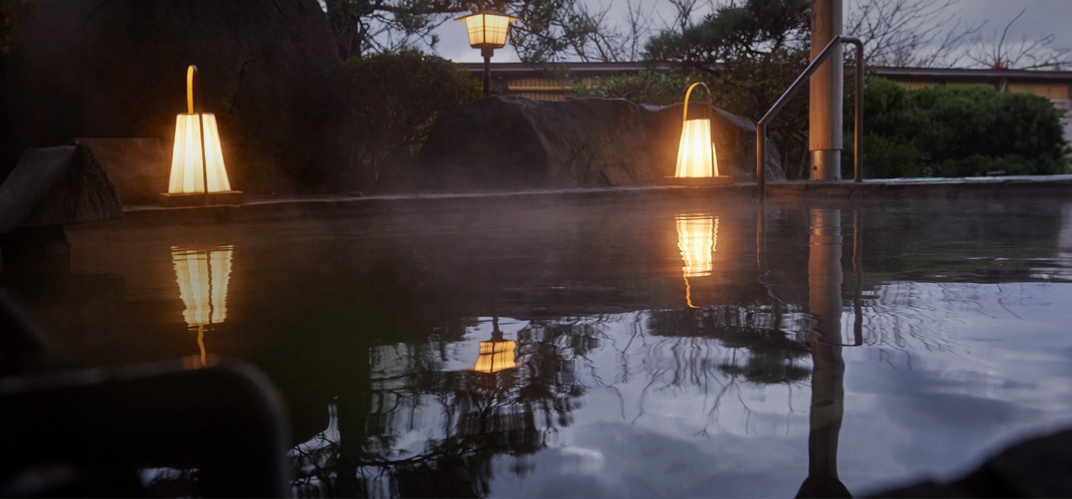 Open-air bath reflecting light.