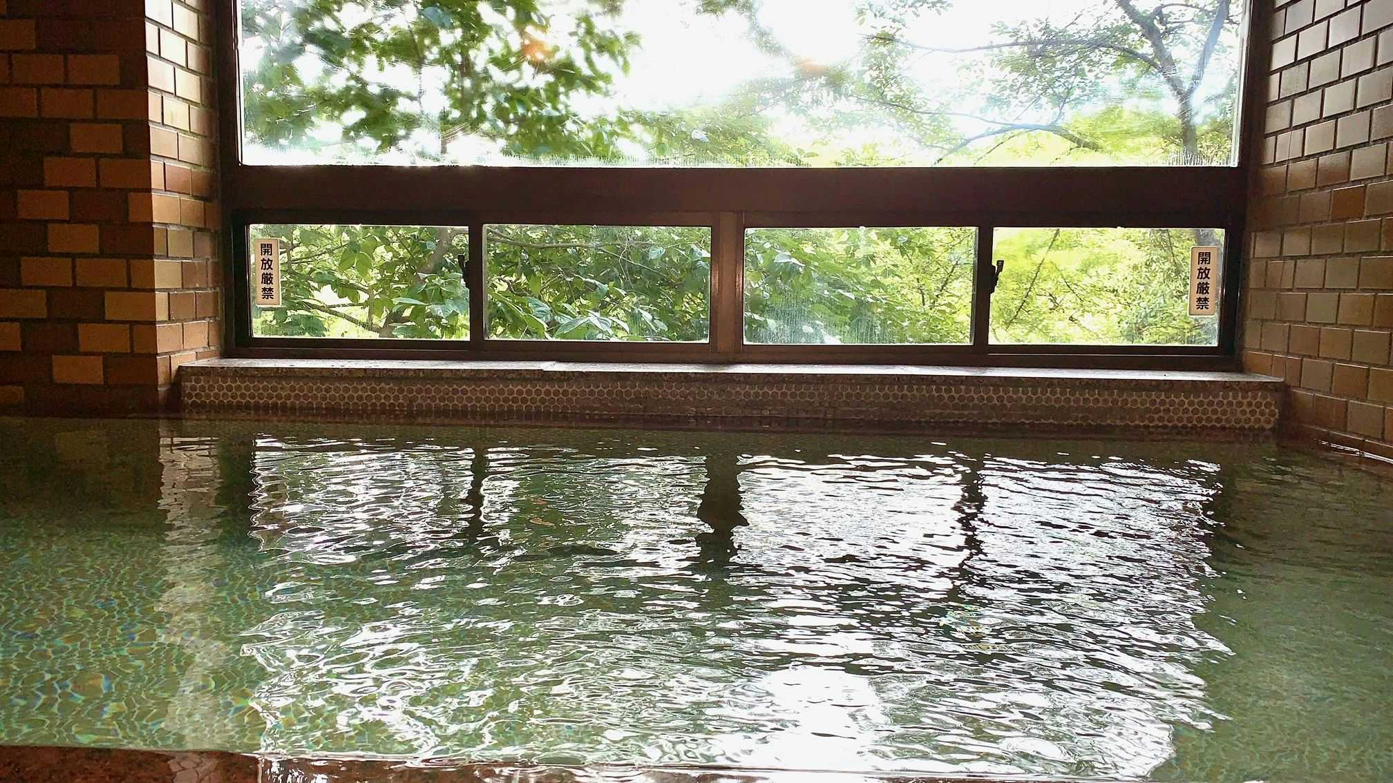 Yoshino-kan: An Accommodation Where You Can Stay "Your Way," Even Alone with a tiled indoor bath facing garden windows.