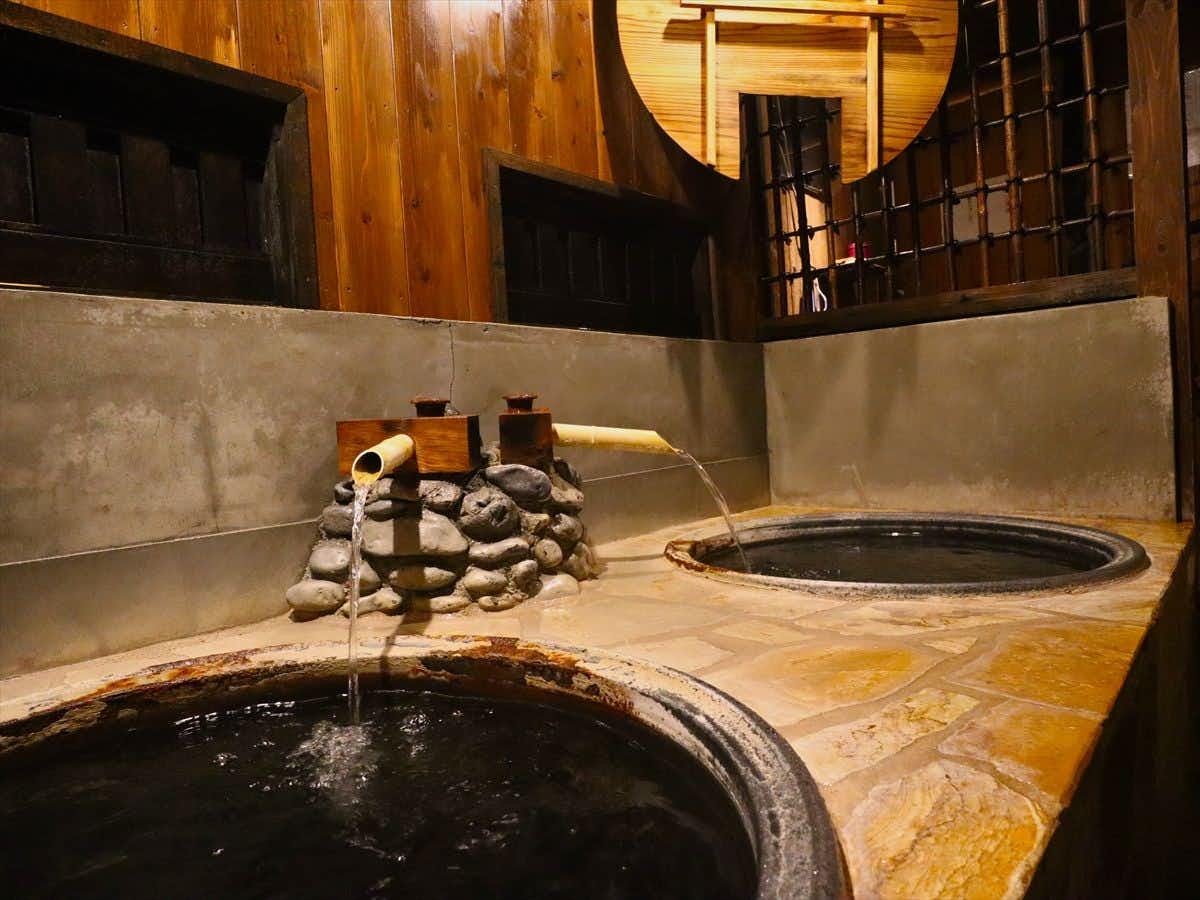 Shukuro Banya with a round private bath set into a warm stone surround.
