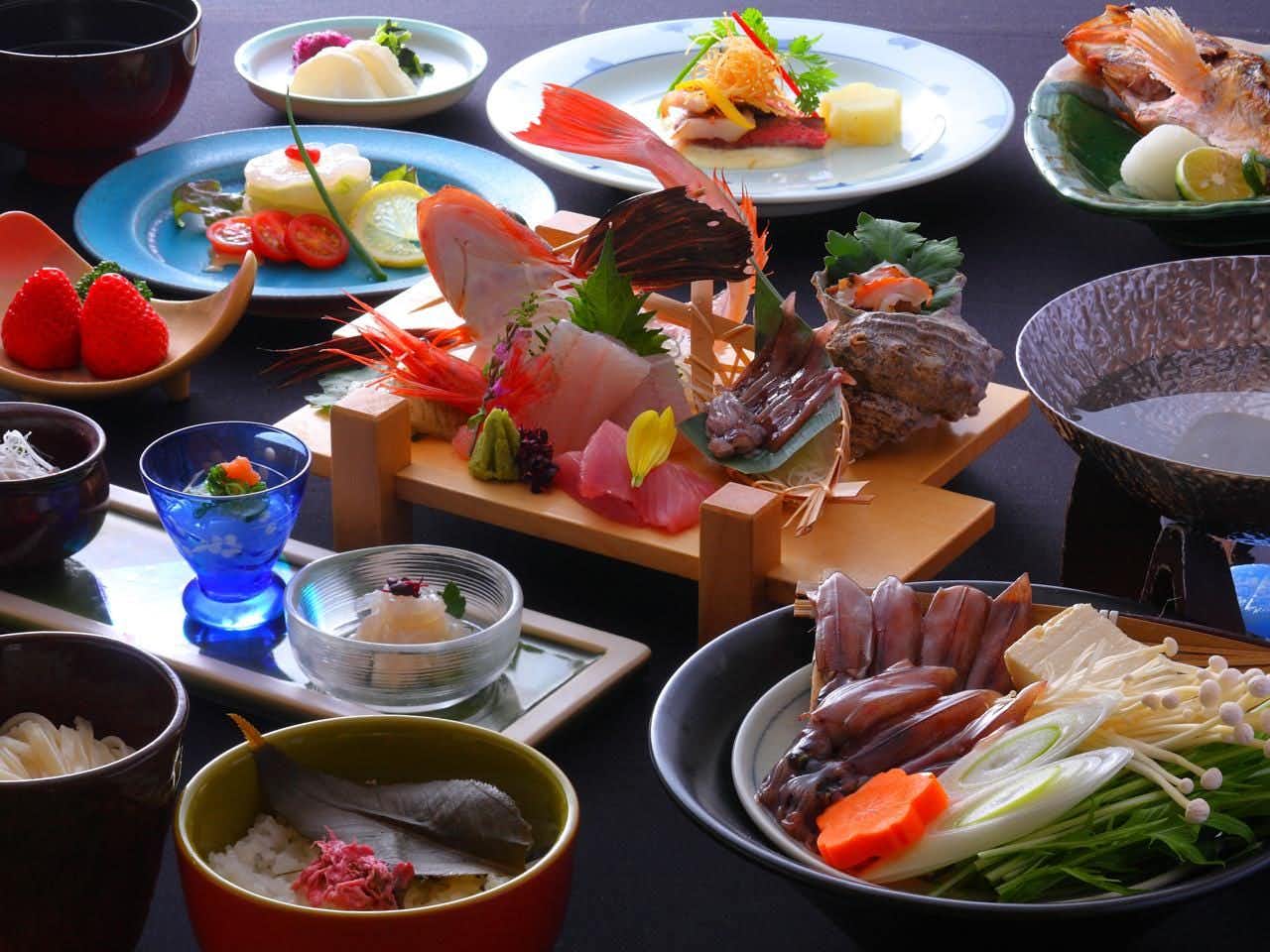 Eihokaku with a seafood dinner arranged with sashimi and simmered dishes.