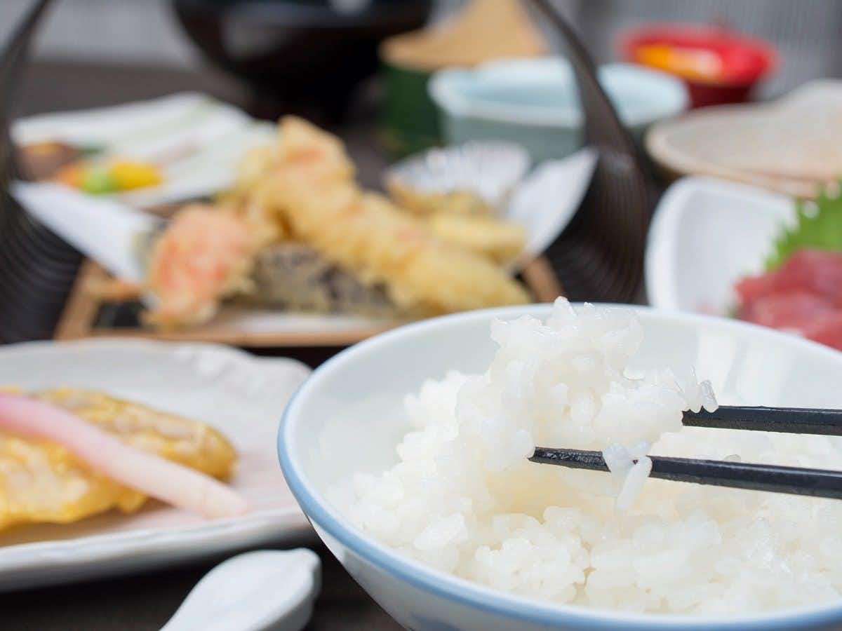Hakone Gora Onsen Mizunokaori with a Japanese breakfast centered on rice, fish, and omelet.