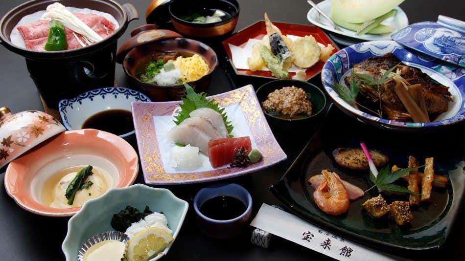Kikuchi Onsen Houraikan <Kumamoto Prefecture> with a Japanese dinner served with sashimi and seasonal side dishes.